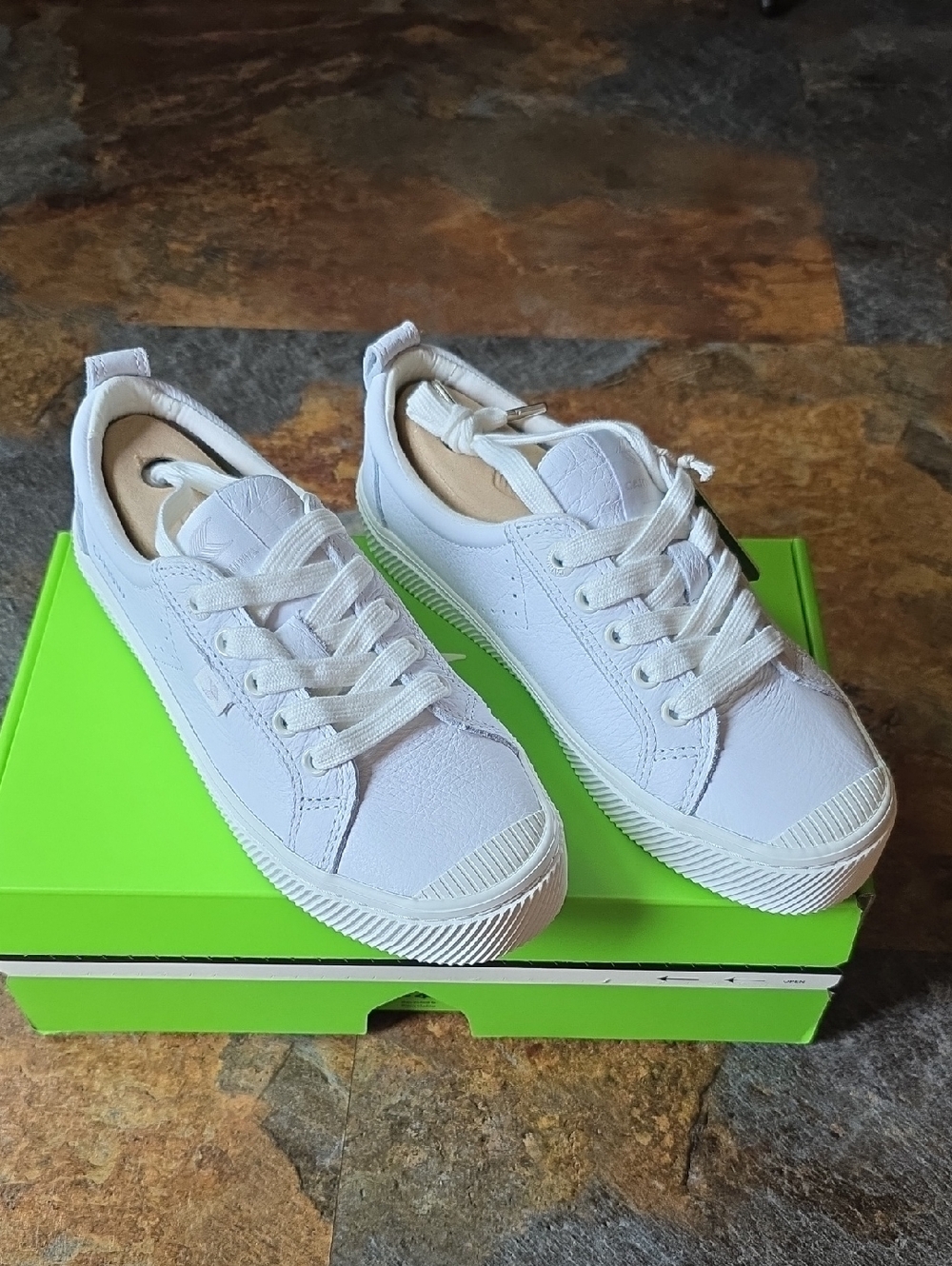 CARIUMA OCA Low Pebbled Leather Sneaker - Women's Size: 7 - White